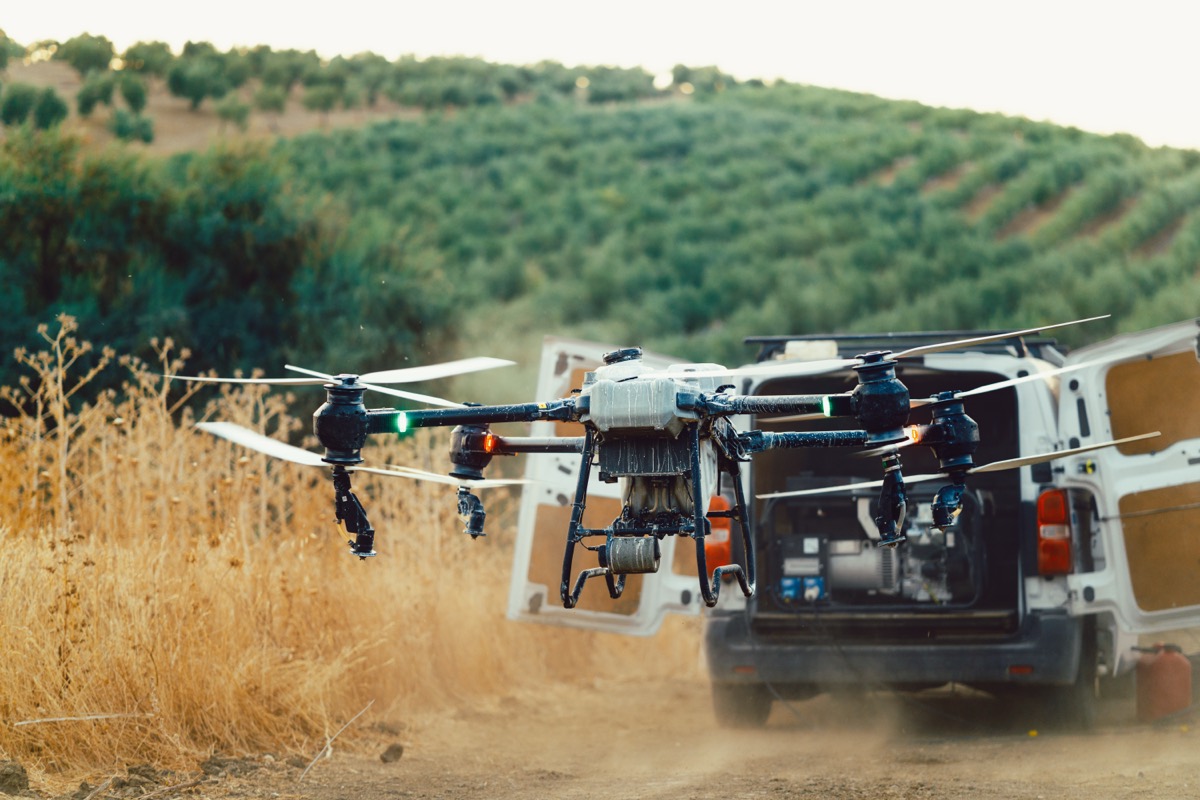 Dron despegando junto a la furgoneta del JAV