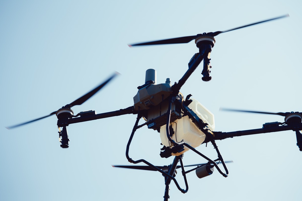 Dron de pulverización en vuelo